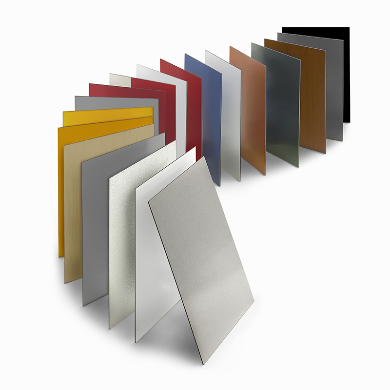 De nombreuses plaques colorées de DIBOND®, tenant debouts, représentent la large gamme de la référence de 3A Composites : Dibond® blanc, couleur, aspect métal, aspect métal brossé, anodisé et miroir. 